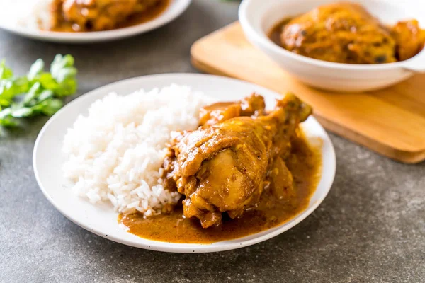 Huhn-Massaman-Currypaste mit Reis — Stockfoto