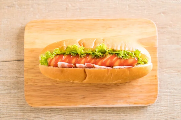 Hot-dog à la saucisse au ketchup — Photo