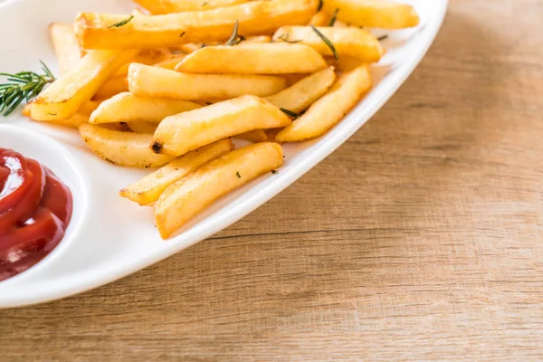 Batatas fritas com molho — Fotografia de Stock