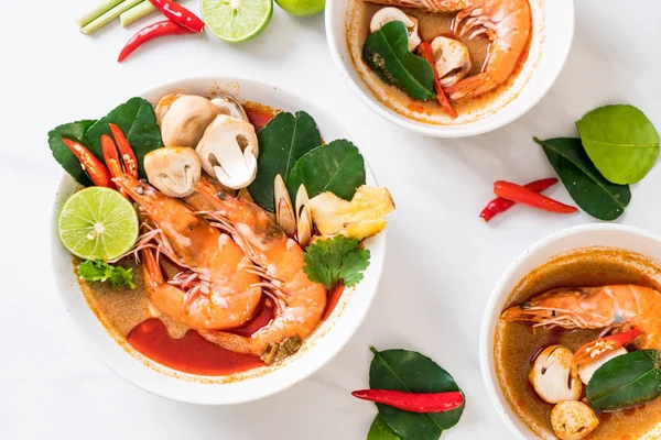 Tom Yum Goong пряні кислий суп — стокове фото