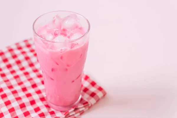 ピンクいちごのミルクセーキ — ストック写真