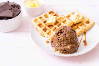 Çikolatalı dondurma waffle ile