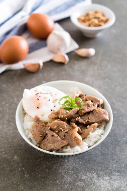 yumurta ile tepesinde pirinç Sarımsak soslu tavada kızartılmış domuz eti