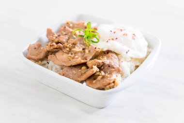 yumurta ile tepesinde pirinç Sarımsak soslu tavada kızartılmış domuz eti