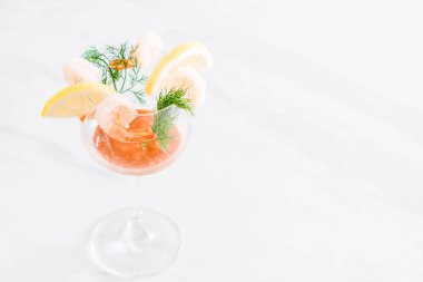 Karides kokteyl sosu ile