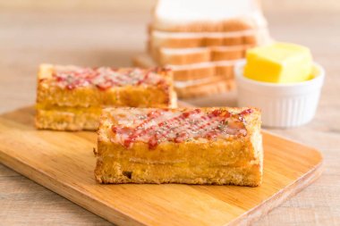 croque monsieur bacon ans egg sandwich