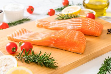 Limon domates Biberiye Biber ve tuz ile Çiğ somon fileto 