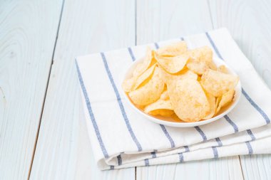 patates cipsi plaka üzerinde