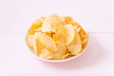 patates cipsi plaka üzerinde