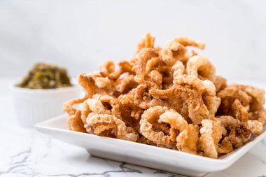 Kızarmış domuz eti rince ya da domuz eti aperatif Kuzey Tayland yeşil biber D ile