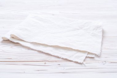 ahşap arka plan üzerinde mutfak bezi (peçete)