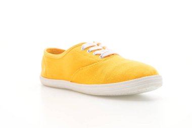 beyaz zemin üzerine sarı spor ayakkabı