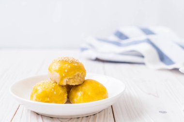 Çin böreği veya moon kek mung fasulye ezmesi ve tuz ile doldurulmuş