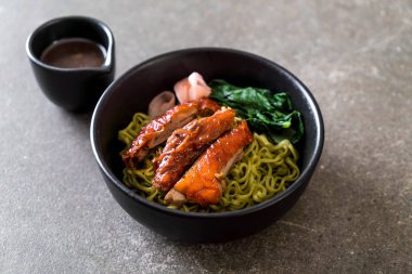 sebze erişte ile kızarmış ördek