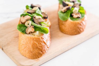 ekmek roket ve shiitake mantar