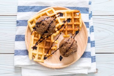 Çikolatalı dondurma waffle ile