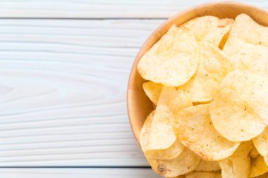 patates cipsi plaka üzerinde