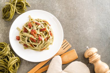 ıspanak fettuccini makarna pastırma ile