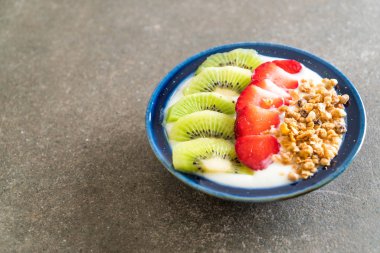 çilek, kivi ve granola ile yoğurt 
