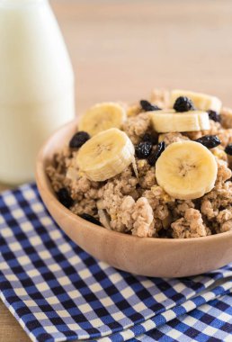 Granola muz, Kuru üzüm ve süt ile 