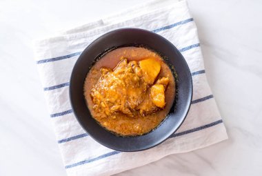 Şehriye ile tavuk Massaman köri hamur