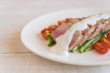 Tuna biftek salatası ile