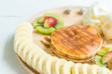 vanilyalı dondurma ve meyve ile gözleme