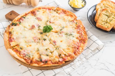 Ispanak ve pastırma pizza