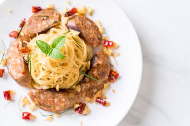 Sai Aua (Notrhern Tay baharatlı sucuk ile tavada kızartılmış spagetti)