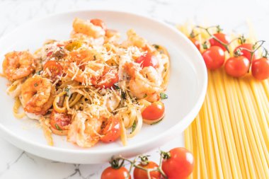 Spagetti karides, domates, fesleğen ve peynir ile 