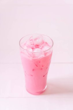 pembe çilek milkshake