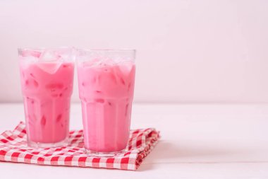 pembe çilek milkshake