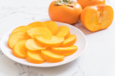 Trabzon hurması tabağa dilimlenmiş