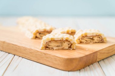 beyaz çikolata karamel ve gevrek gevrek bar ile