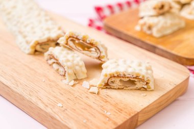 beyaz çikolata karamel ve gevrek gevrek bar ile