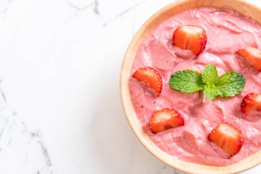 çilek smoothies kase