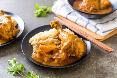 Şehriye ile tavuk Massaman köri hamur