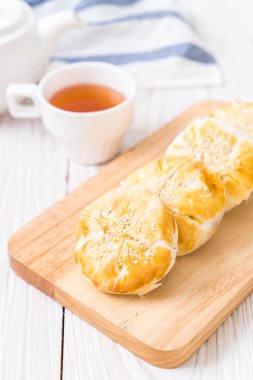 Asya tarzı ev yapımı elma pasta 