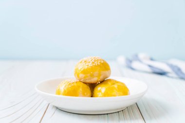 Çin böreği veya moon kek mung fasulye ezmesi ve tuz ile doldurulmuş