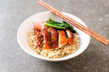 Kızarmış ördek erişte