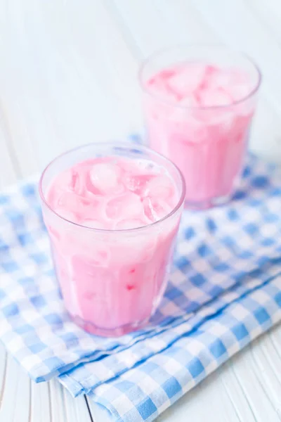 Batido de morango rosa — Fotografia de Stock