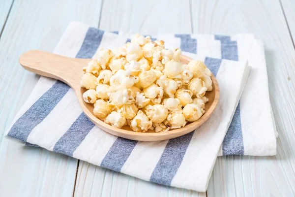 Sladký popcorn na dřevo — Stock fotografie
