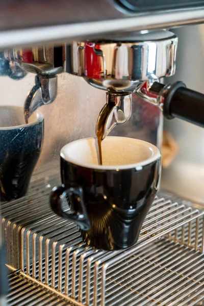 Café derramando da máquina de café — Fotografia de Stock