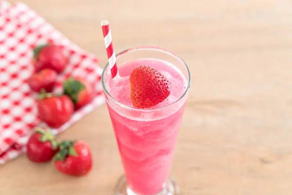 新鲜的草莓奶昔 — 图库照片