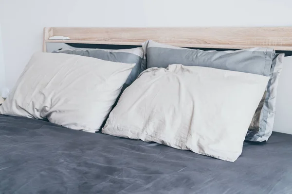 Подушка на кровати украшения в спальне — стоковое фото