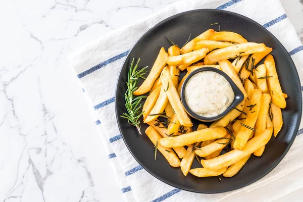 Papas fritas con salsa —  Fotos de Stock