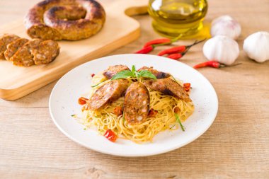 Sai Aua (Notrhern Tay baharatlı sucuk ile tavada kızartılmış spagetti)