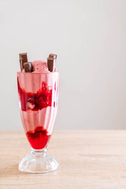 Çilekli dondurma dondurma 