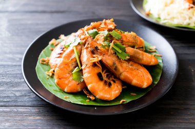 Sarımsaklı kızarmış karides.