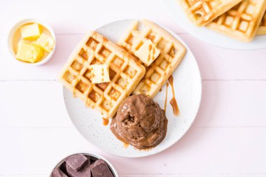 Çikolatalı dondurma waffle ile